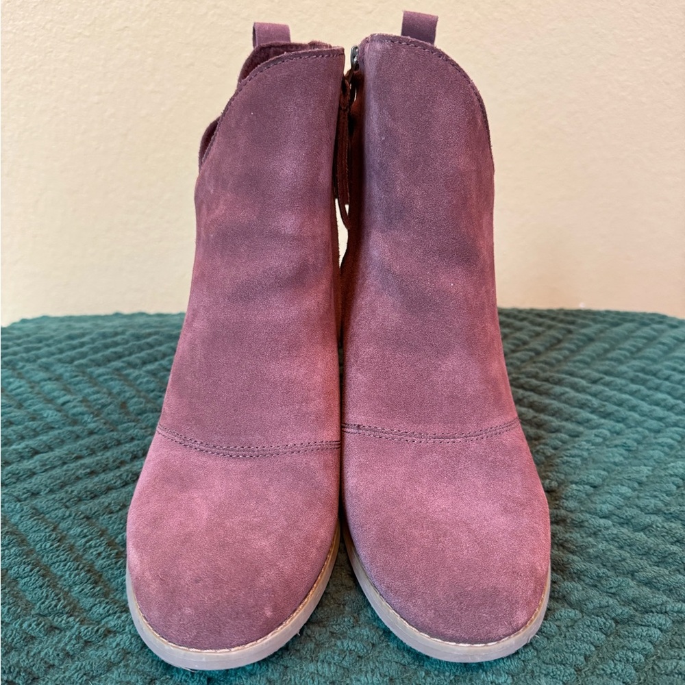 Toms Suede BOOTIES/Ankle Boots 9.5 Fashionable Wedge Heel in Wine/Plum